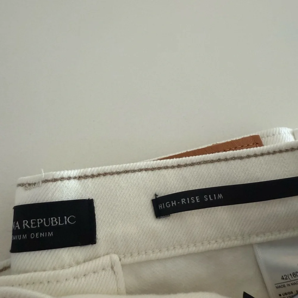 NWT Banana Republic Women's High Rise Slim White Jeans - Picture 3 of 8